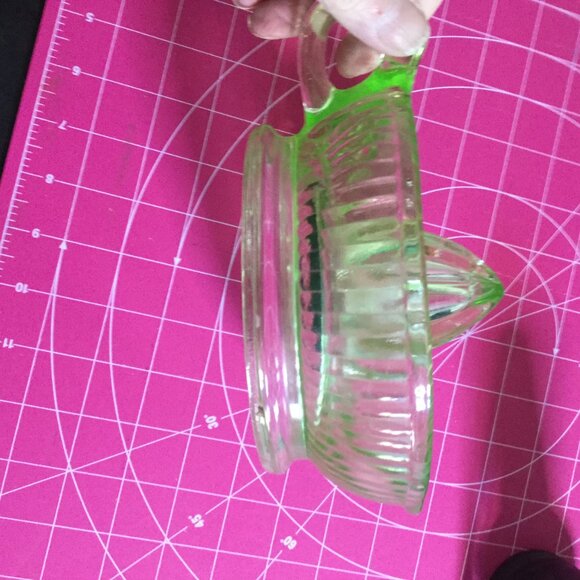 Vintage glow in the dark uranium glass manual juicer. glows bright green - Picture 3 of 5
